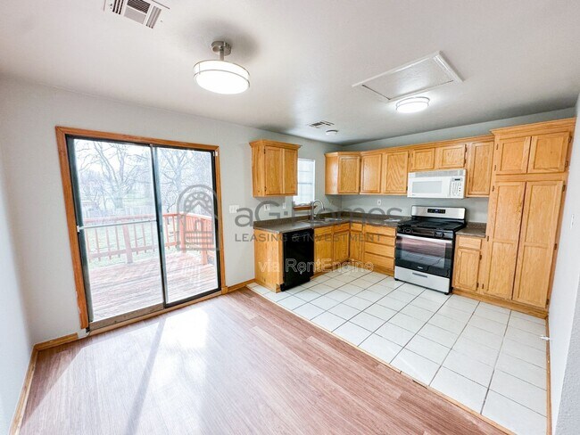 Building Photo - 2212 Doris Ave