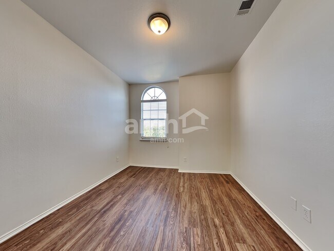 Building Photo - 14300 Cedar Post Dr