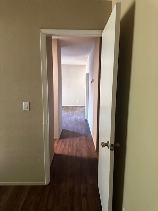 Building Photo - 2 bedroom & 1 bath condo in a parklike set...
