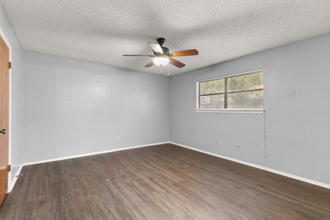 Building Photo - 228 Laredo Dr