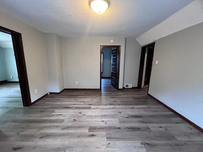 Building Photo - Three Bedroom on the NE Side of GR!