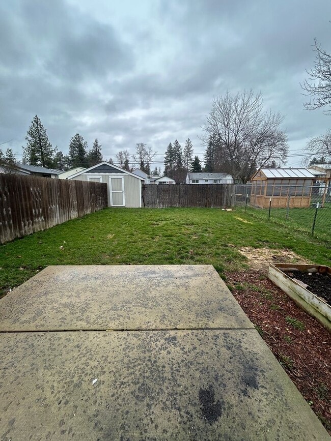 Building Photo - Spacious 3 Bedroom 2.5 Bath Duplex in Post Falls