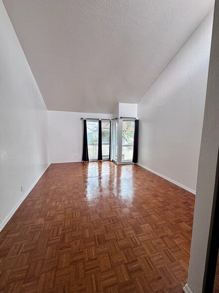 Master Bedroom - 25912 Hayward Blvd