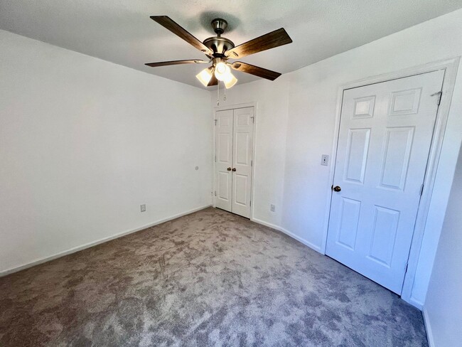 Building Photo - Newly remodeled 3 bed 2.5 bath townhome in...