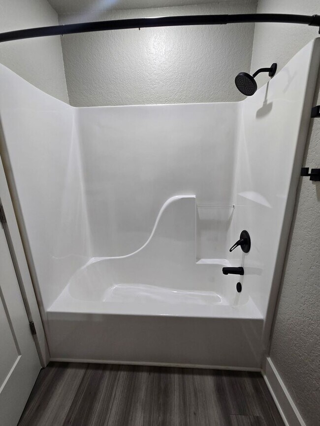 Building Photo - 3 Bed 2 Bath Apartment