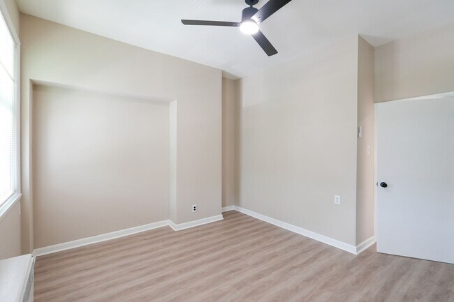 Building Photo - 2109 S 67th St