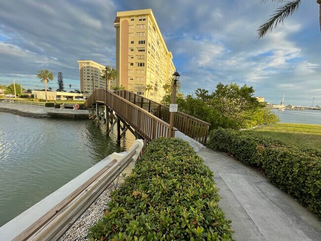 Building Photo - 4750 Cove Cir