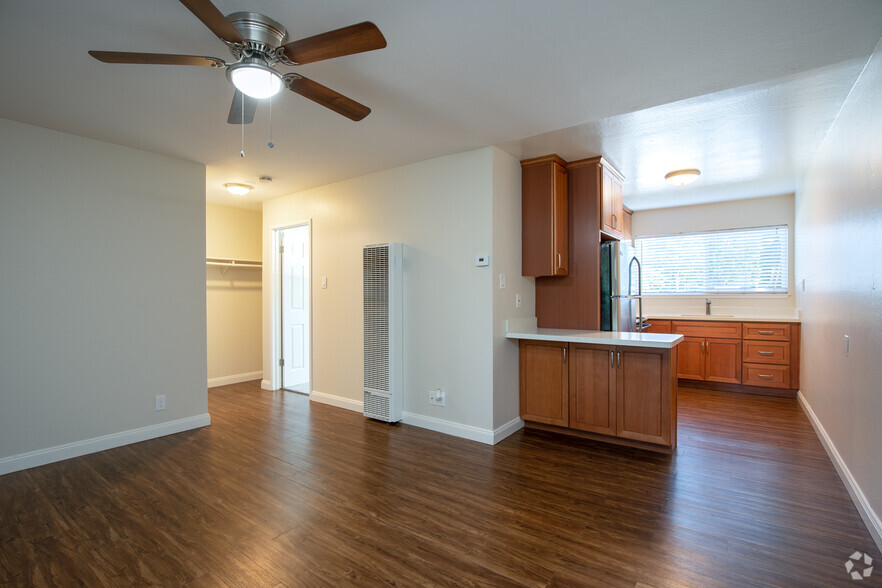 Primary Photo - Parklane Apartments