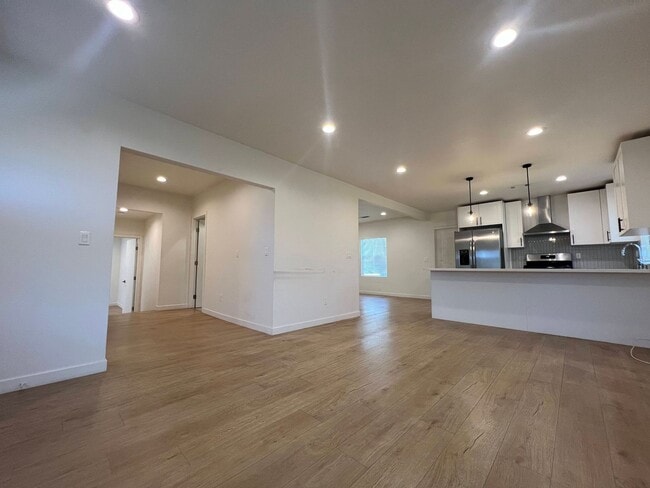 Building Photo - 2101