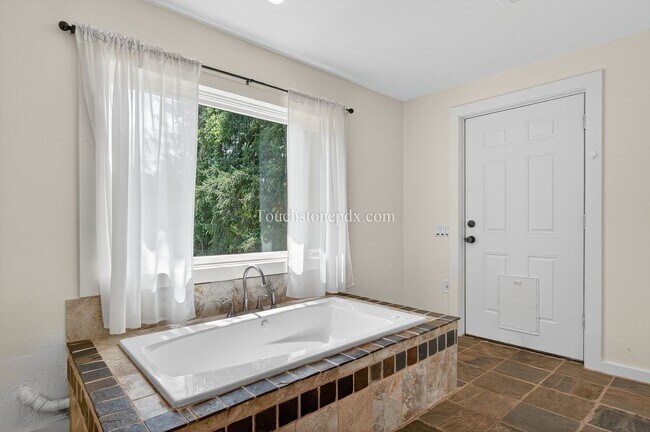 Building Photo - 4.5 Acre Dream Home in Oregon City Awaits