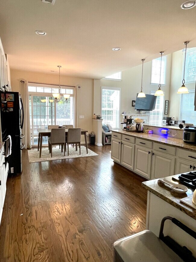Kitchen and breakfast nook - 516 Sealine Dr