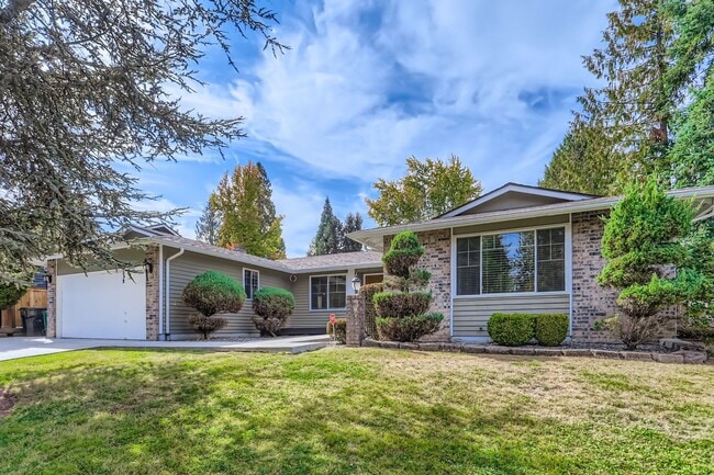 Primary Photo - Peaceful neighborhood setting within walki...