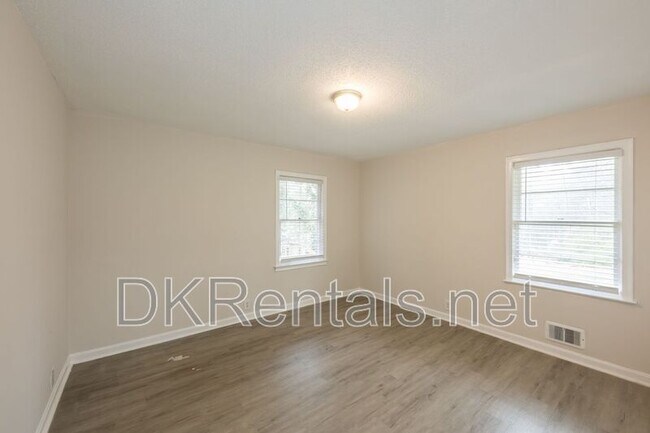 Building Photo - 2058 River Rd