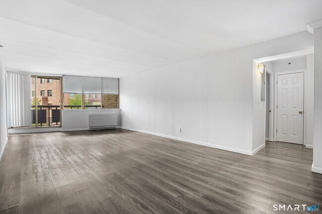 Building Photo - 143 Hoyt St