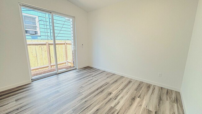 Building Photo - L0628