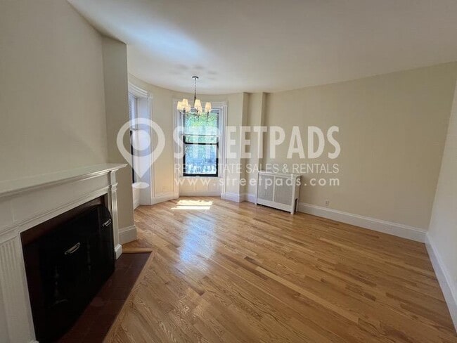 Building Photo - bedroom in Boston MA 02115
