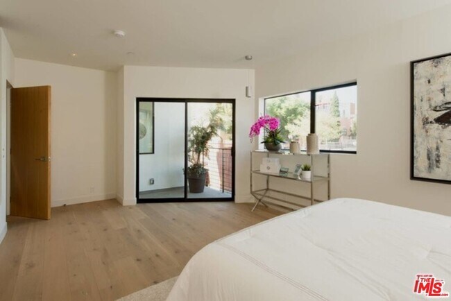 Building Photo - 6685 W Daychar Dr