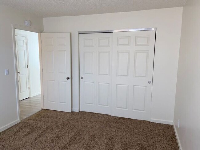 Building Photo - Reno Duplex - 1 Pet Friendly, Garage, Dishwasher, Washer/Dryer Hookups, Central A/C