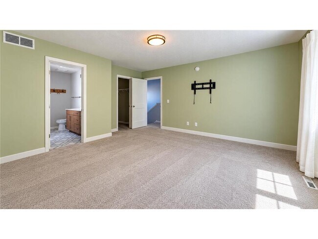 Building Photo - 5590 Upper 179th St W