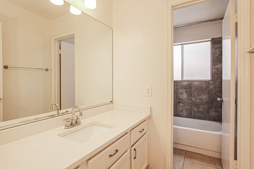 Building Photo - 7848 W Fleetwood Ln