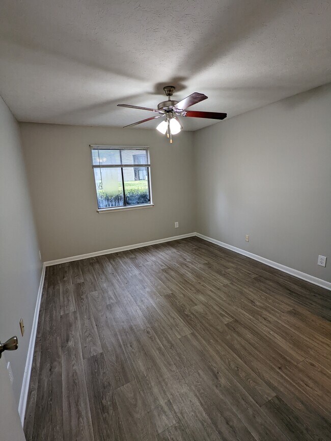 Building Photo - 823 Applewood Ln