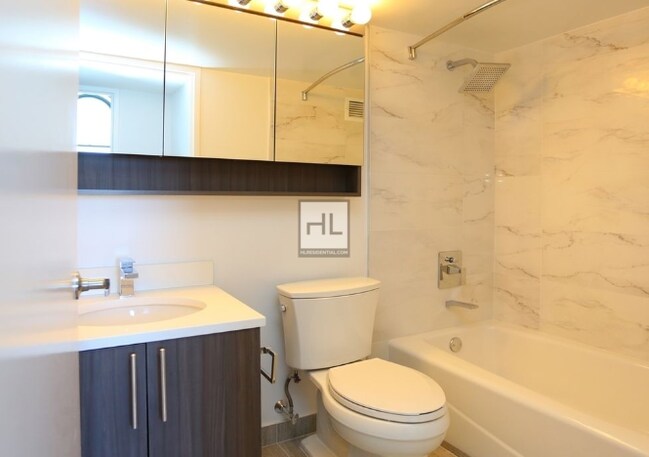 Building Photo - Greenwich Street