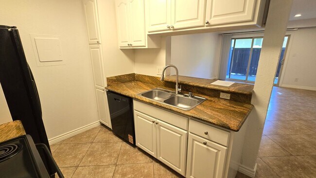 Building Photo - Santa Ana - 1 Bedroom 1 Bath Downstairs Co...
