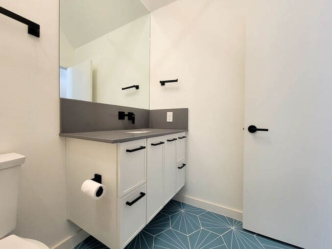 Building Photo - Modern 1/BR 1/BA with Tall Ceilings, Natur...