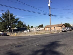 Building Photo - 425 McCreery Ave