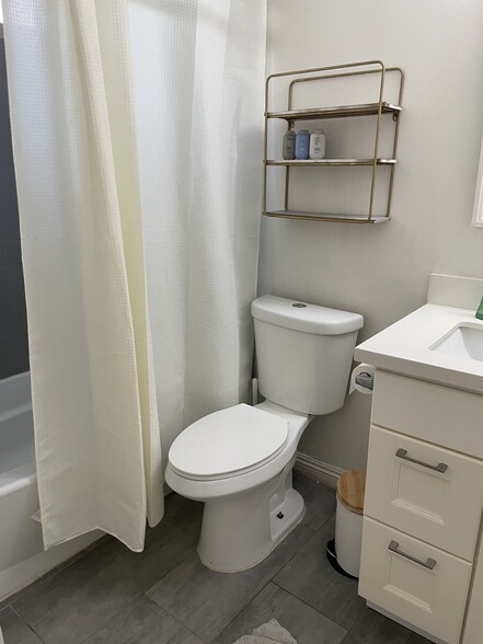 Bathroom - 8650 Belford Ave