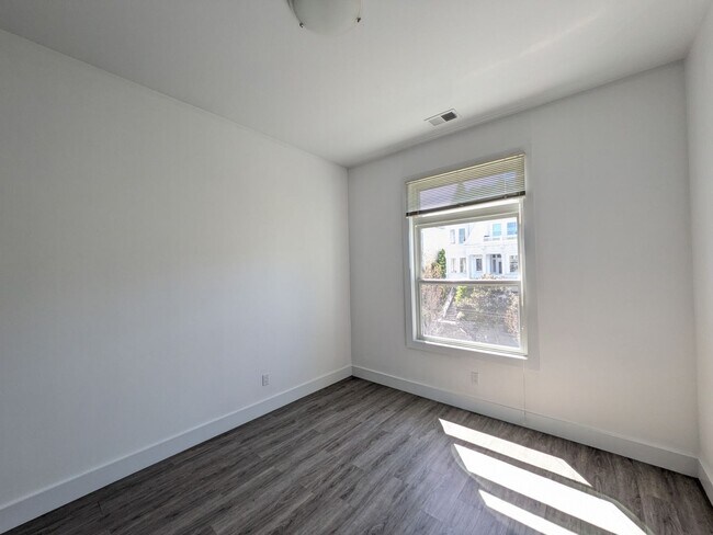 Building Photo - 1048_DIVIS