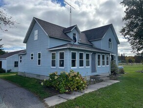 Building Photo - 3 Bedroom House
