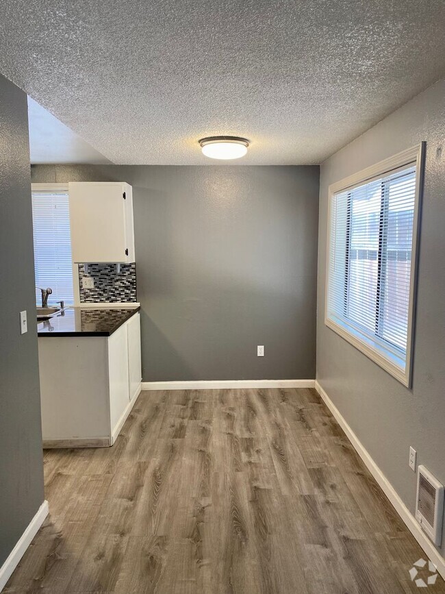 Building Photo - 2 Bed 1 Bath Duplex w/ Fenced Yard and Off...