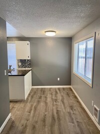Building Photo - 2 Bed 1 Bath Duplex w/ Fenced Yard and Off...