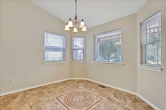 Building Photo - Spacious Updated 3 Bedroom, 2 Bath home in...