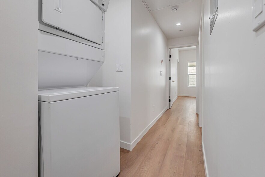 Building Photo - 416 S Ave 56
