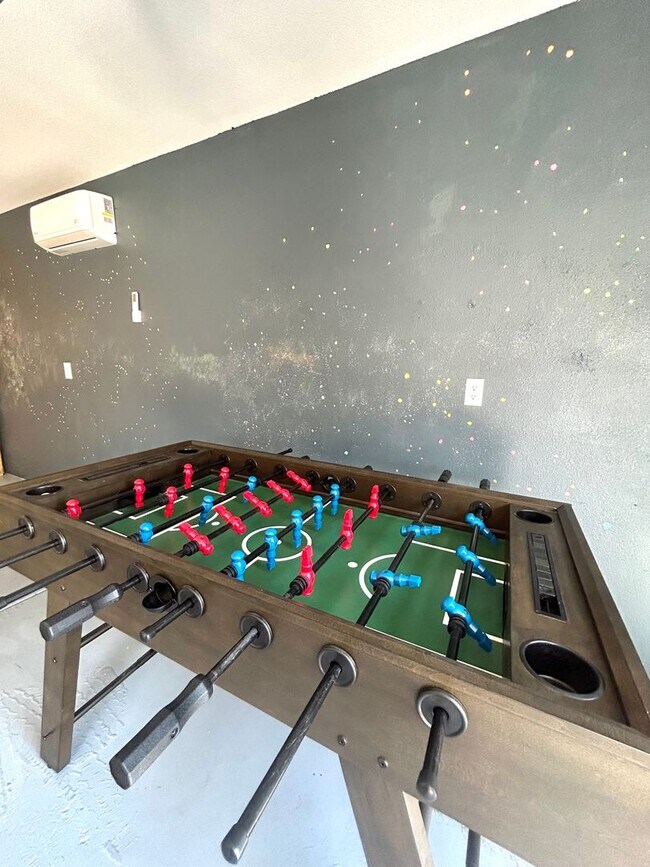 Building Photo - Furnished 3 Bedroom 2 Bathroom Home