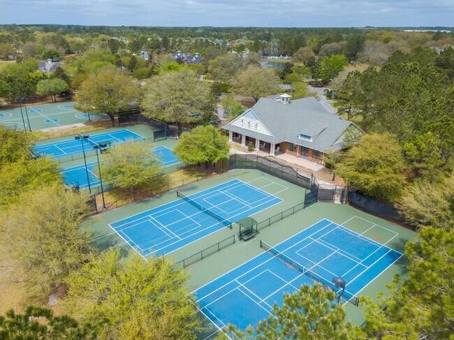Building Photo - End unit townhome in The Cottages at Oakleaf Plantation