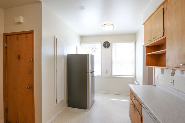 Building Photo - OPEN HOUSE: Sunday (12/21) 2:35pm-2:50pm Top Floor 2BR/2BA apartment with sweeping views of Lake ...