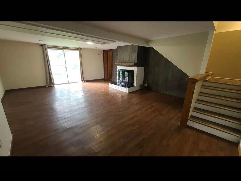 Building Photo - 6015 N River Rd