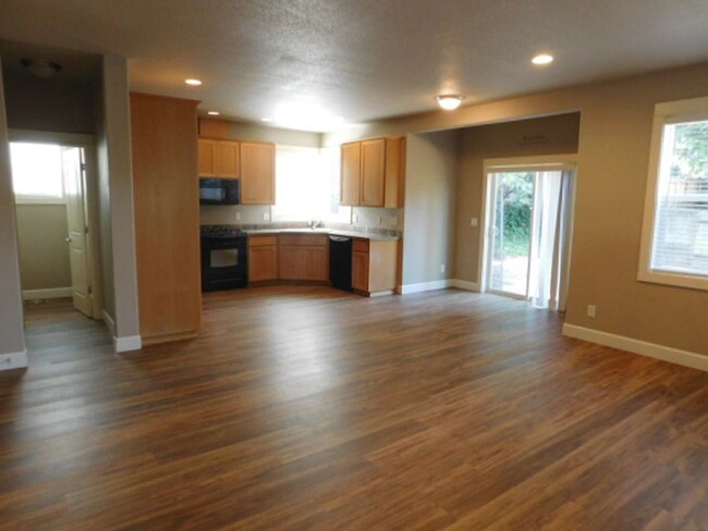 Building Photo - 4Bd/2.5Ba Two Story House - Available Soon!
