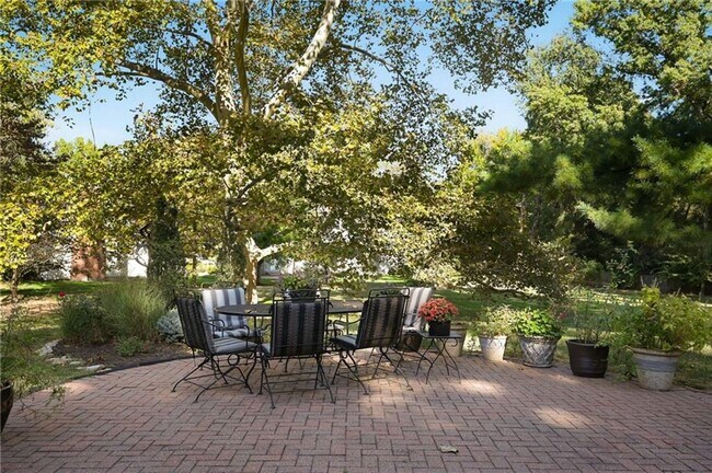 Building Photo - Rare lease opportunity in Leawood + Spacio...