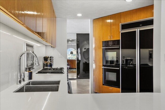 Building Photo - 4010 Clubhouse Dr