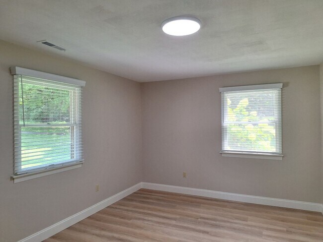 Building Photo - 6826 Dorchester Dr NW