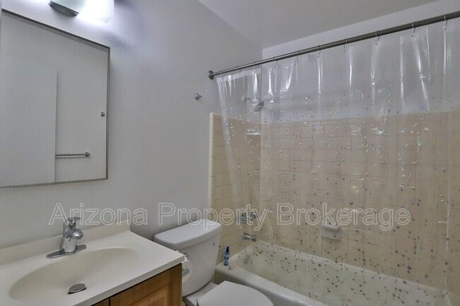 Building Photo - 1702 W Vogel Ave