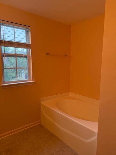 Building Photo - 623 Oakfield Tr