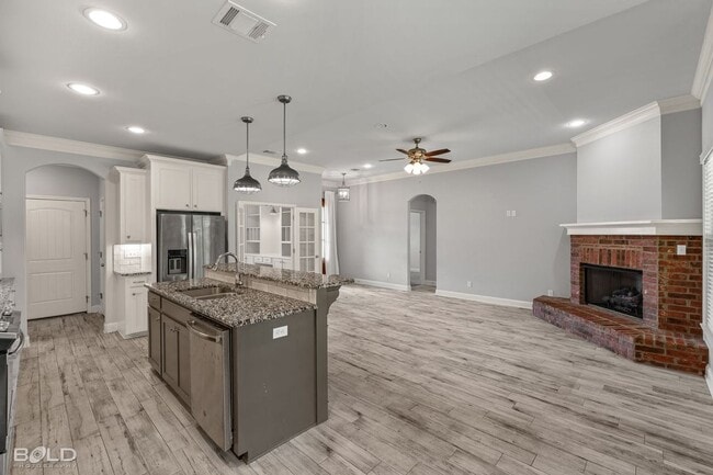 Building Photo - 302 Oscar Cir