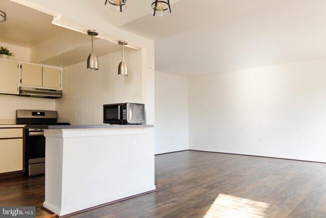 Building Photo - 37 Canterbury Square