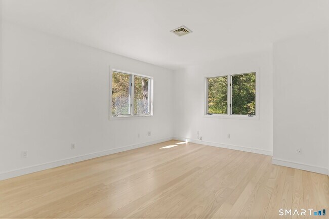 Building Photo - 32 Buttonball Ln