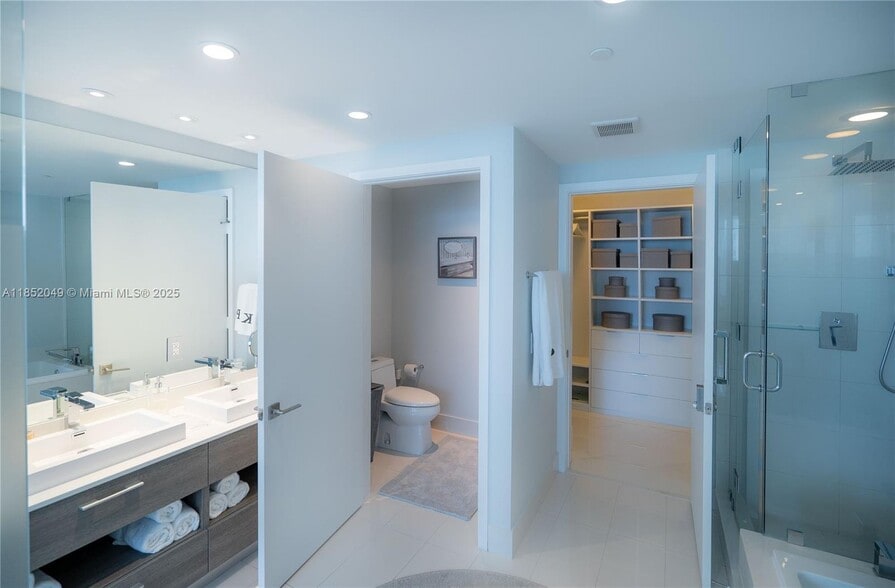 Building Photo - 650 NE 32nd St